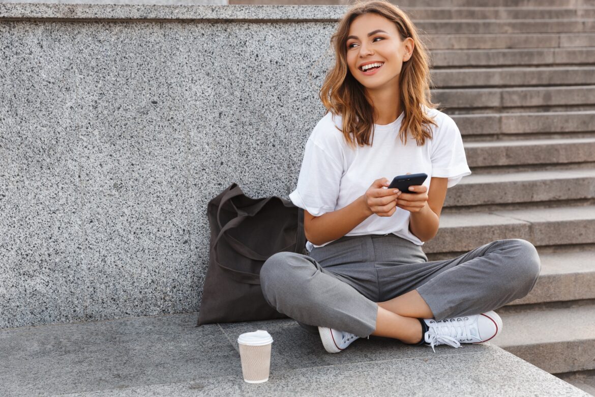 Image,Of,Beautiful,Stylish,Woman,Sitting,On,Street,Stairs,With Fleš rasprodaje